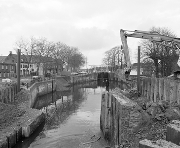 94316 Gezicht op de sluiskom van de Oude Sluis te Nieuwegein uit het zuiden tijdens restauratiewerkzaamheden; met links ...
